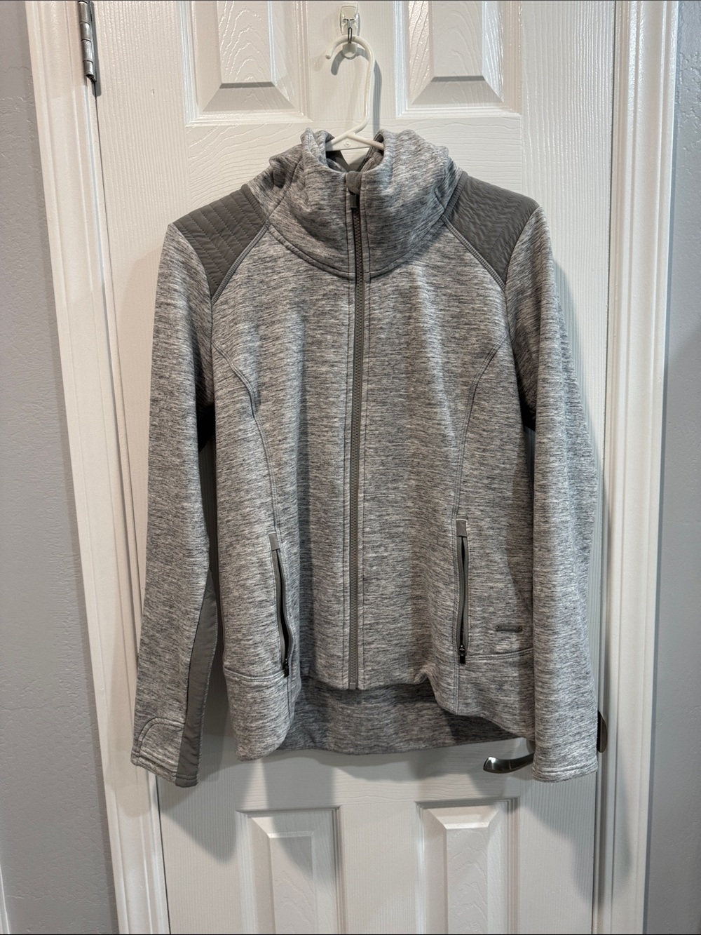 Athleta Heather Gray Full-Zip Quilted Shoulder Jacket